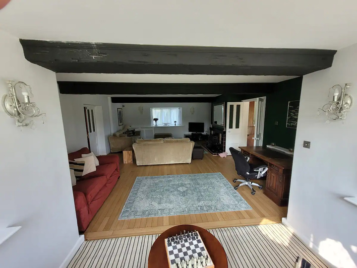 8 Bedroom Home In Farnborough